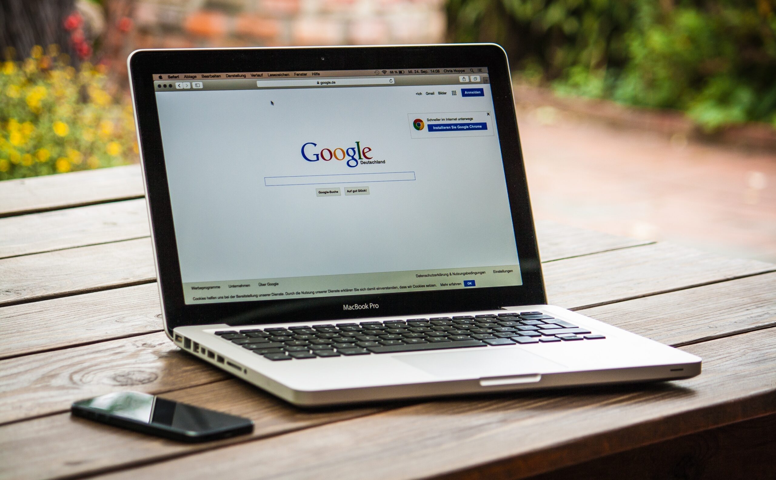 Ordenador portátil abierto mostrando Google en la pantalla.