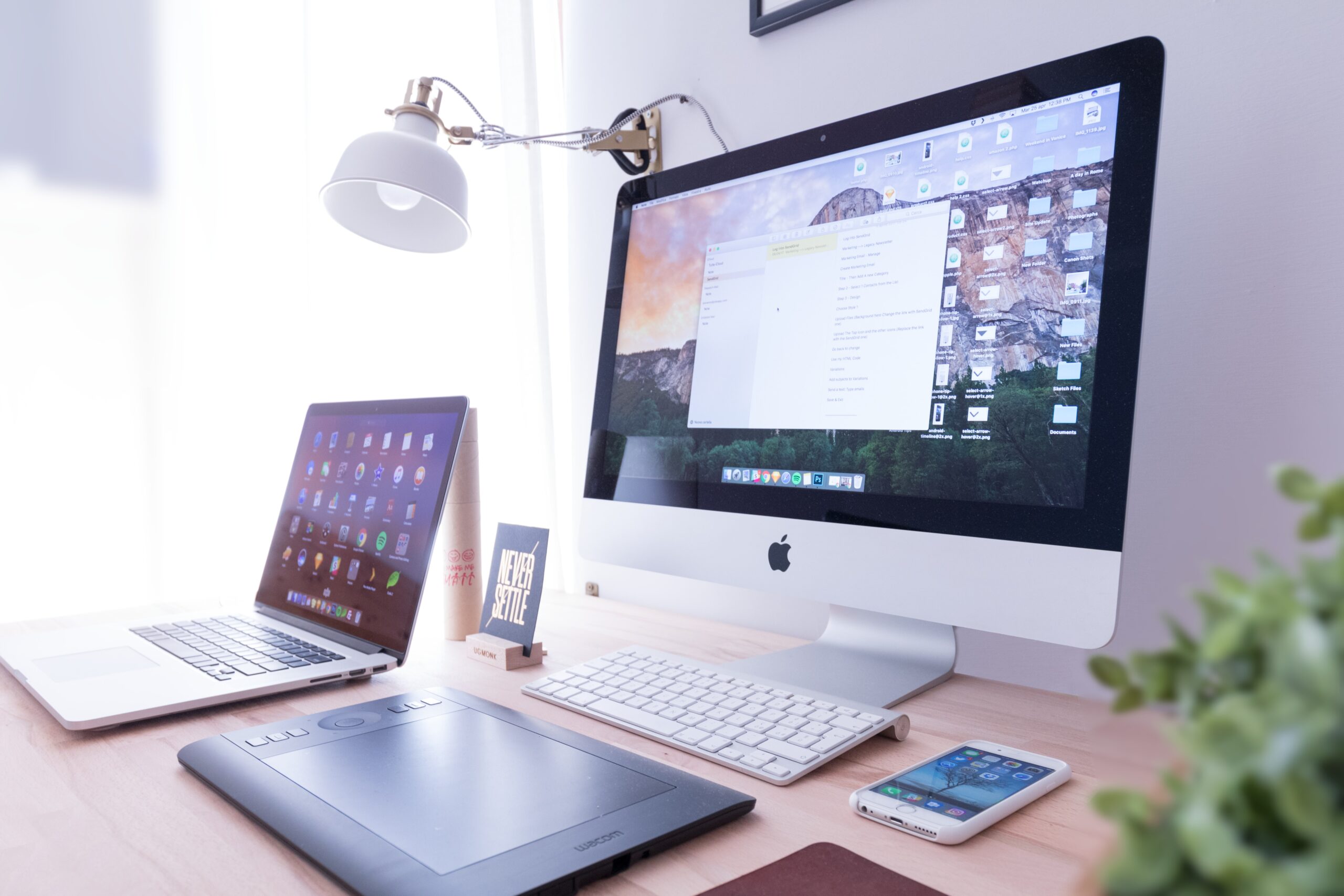 iMac, Macbook y iPhone sobre una mesa de madera - Responsive webdesign