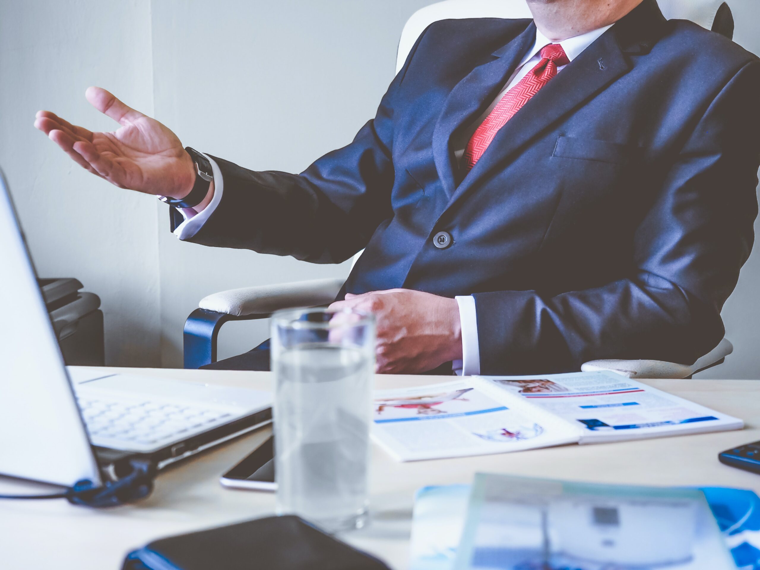 Hombre con traje sentado en un escritorio - SEO para abogados