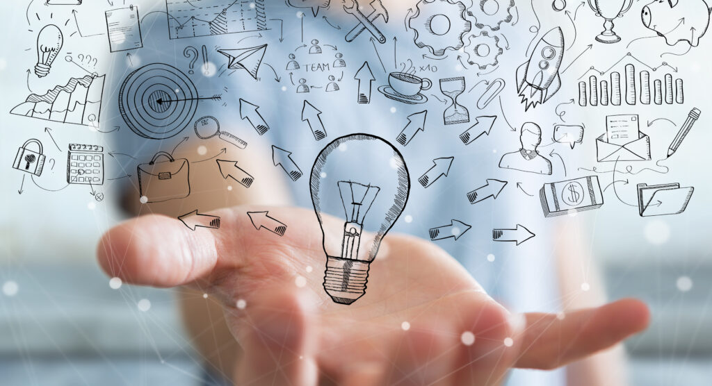 Una mano en el fondo sostiene pequeñas ilustraciones para generar ideas de marketing