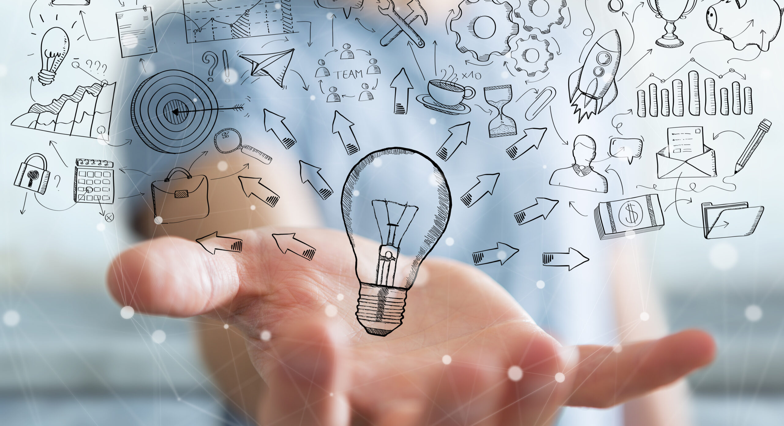 Una mano en el fondo sostiene pequeñas ilustraciones para generar ideas de marketing