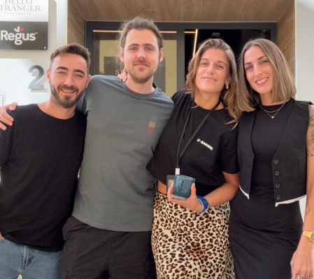 El equipo de Wisea en la entrada de la oficina tomando una imagen