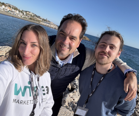 Tres miembros del equipo de Wisea tomandose una foto en la playa