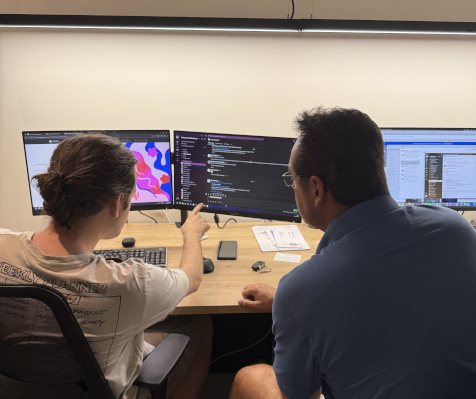 El equipo de Wisea hablando sobre el codigo de una pagina web