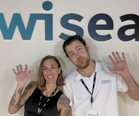 Miembros de Wisea saludando