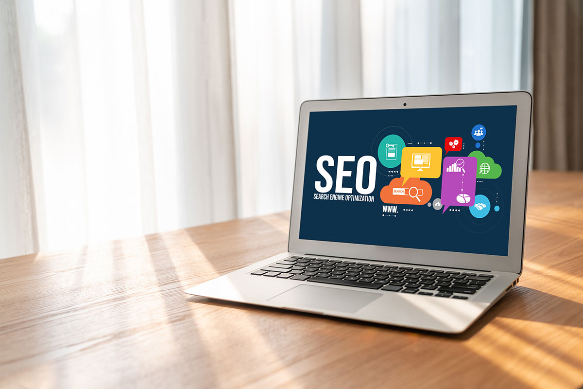 Portátil mostrando pantalla de SEO (Search Engine Optimization)