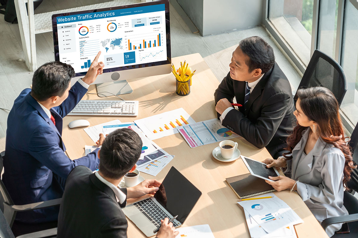 Equipo de profesionales analizando tráfico web y métricas digitales en reunión