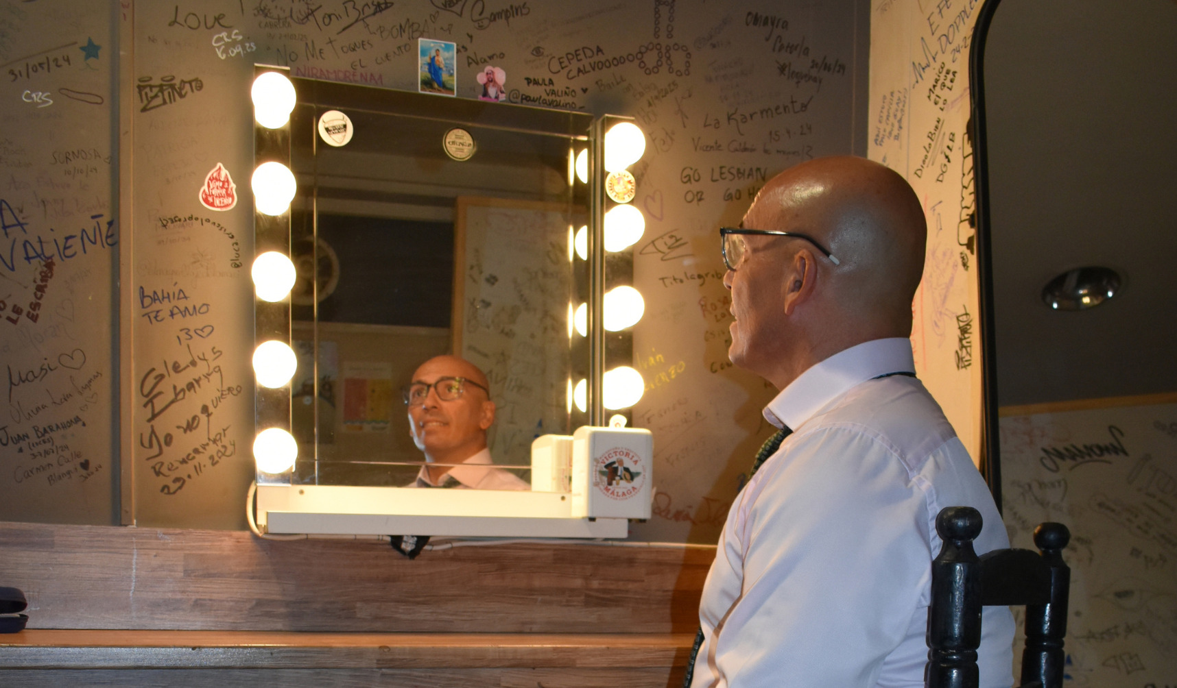 Barbosa preparandose para el espectáculo en el backstage