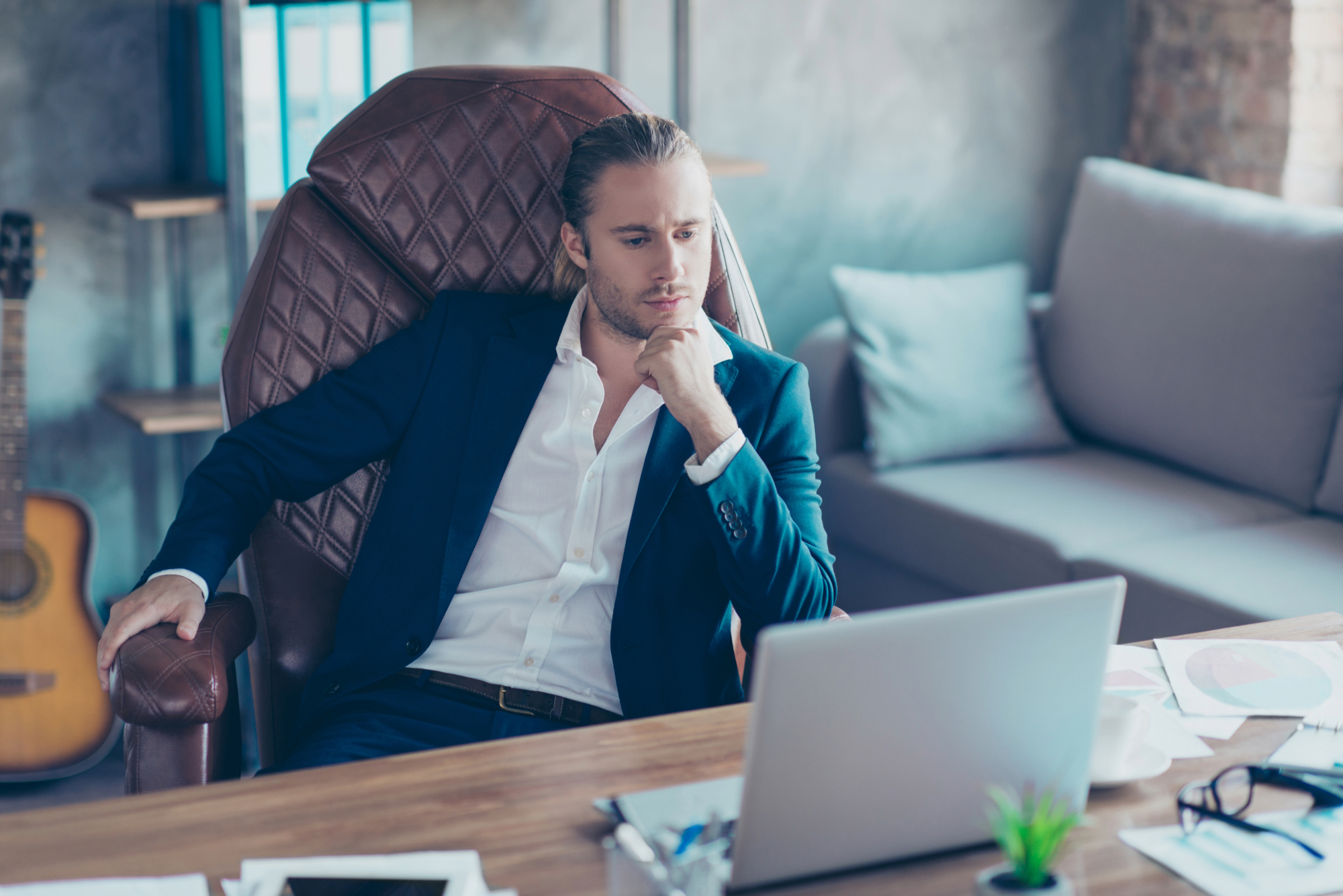 Profesional de agencias inmobiliarias frustrado por la falta de resultados de sus campañas de marketing.