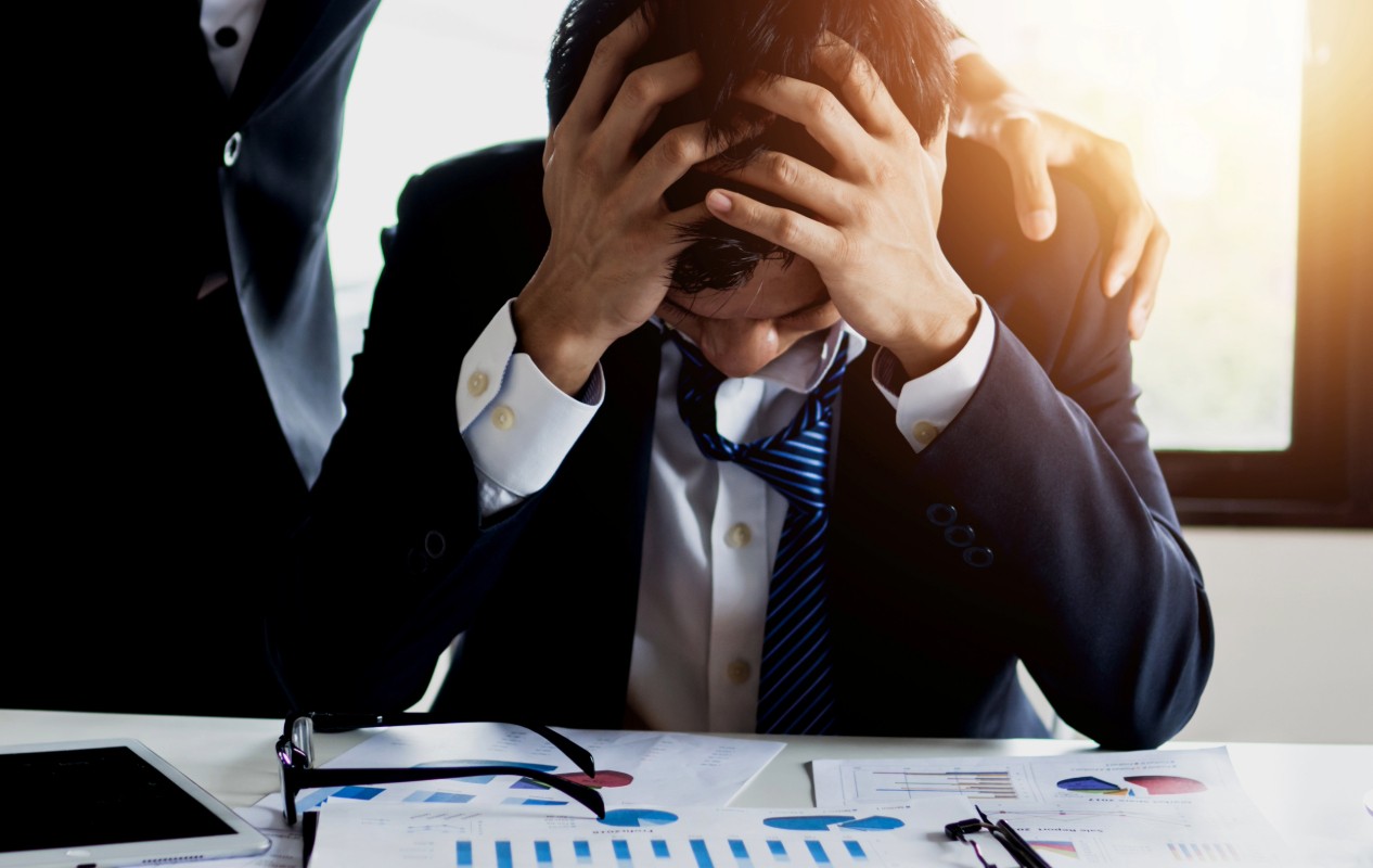 Abogado preocupado revisando documentos y estadísticas sin recibir nuevas consultas.