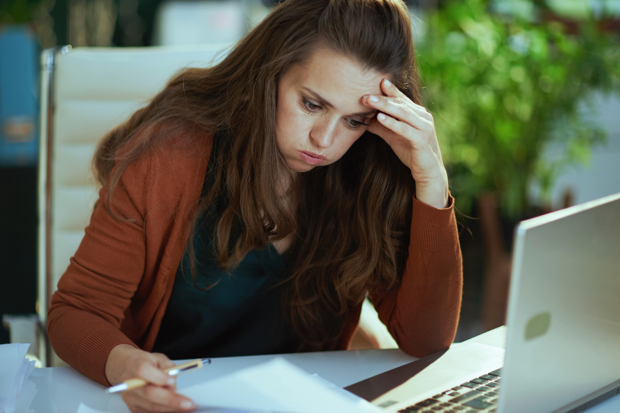 Abogada preocupada frente al ordenador al ver que sus acciones de marketing no generan resultados.