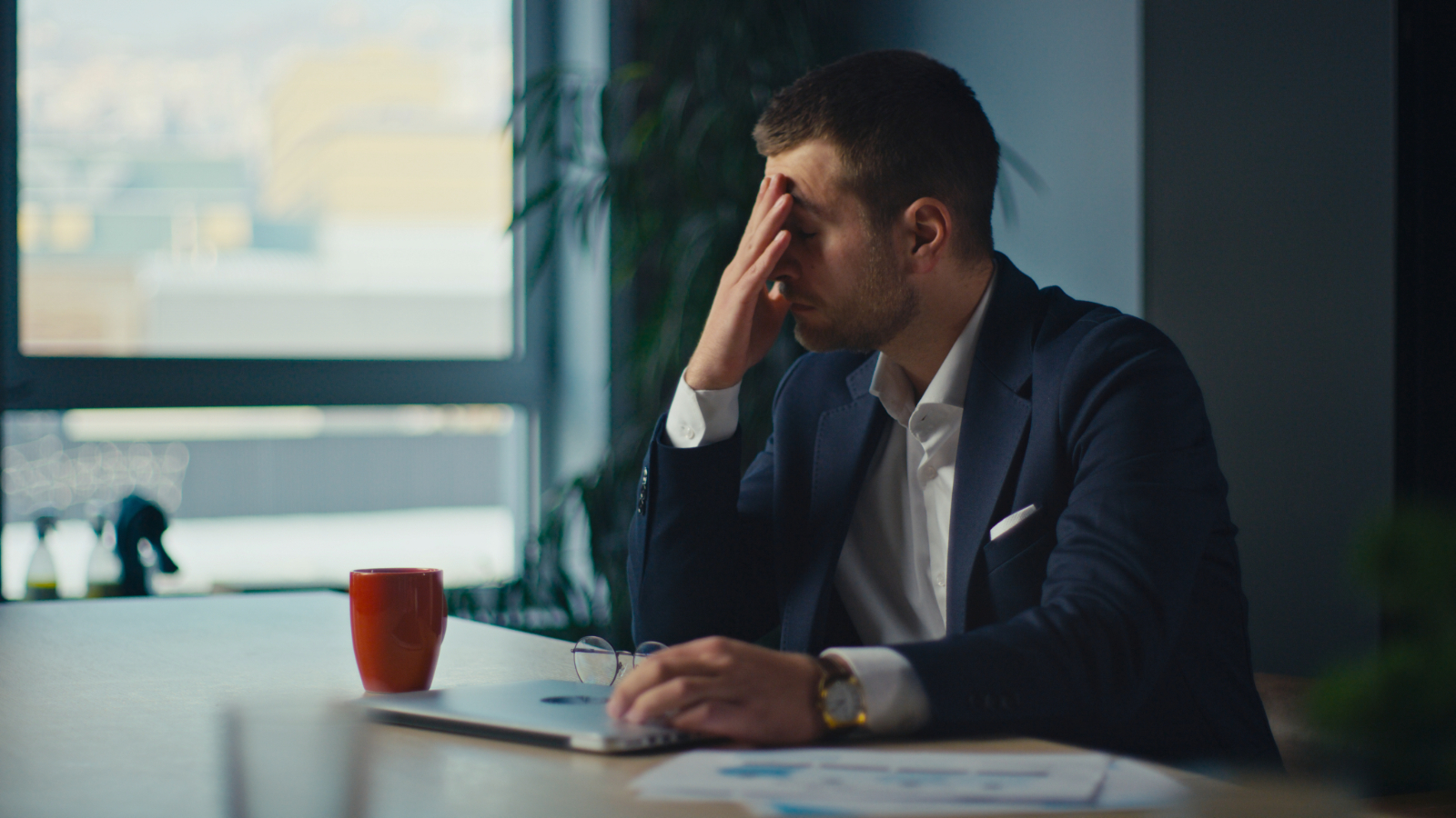 Empresario frustrado analizando los resultados de una campaña publicitaria sin conversiones.